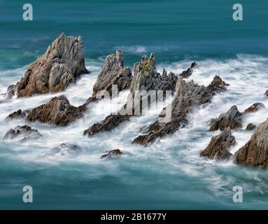 Spagna, costa delle Asturie. Spiaggia selvaggia di Geirua. Foto Stock