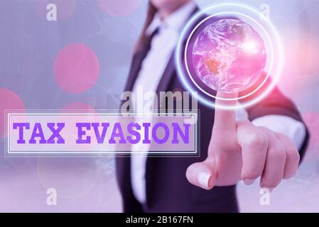 La scrittura della nota che mostra l'evasione fiscale. Il concetto di business per il mancato pagamento o la deliberata mancato pagamento delle tasse Foto Stock