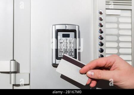 Chiusura del comando di accesso alle portiere. Mano dell'uomo che tiene la chiave della carta per bloccare o sbloccare la porta. Foto Stock