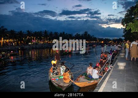 Ad Hoi An - Vietnam - L'agosto 2019 - illuminare lanterne sul fiume Thu Bon a Hoi An, Vietnam Foto Stock
