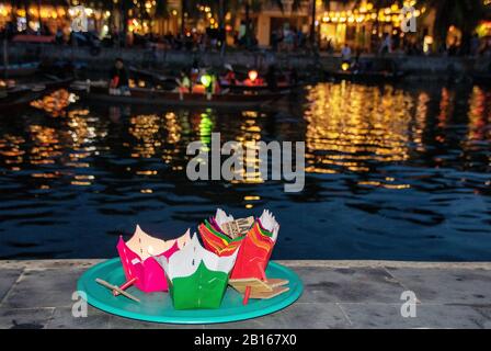 A Hoi An - Vietnam - agosto 2019 - brighting lanterne sul fiume di Hoi An, Vietnam Foto Stock