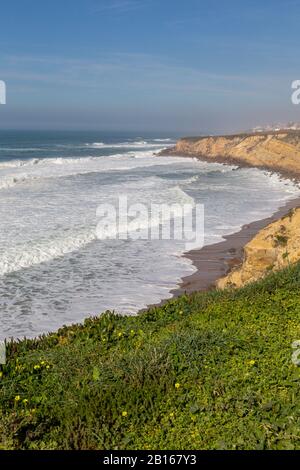 Ocean Coast con erba, moviment onde con schiuma. Energia eolica. Acque turchesi. Foto Stock