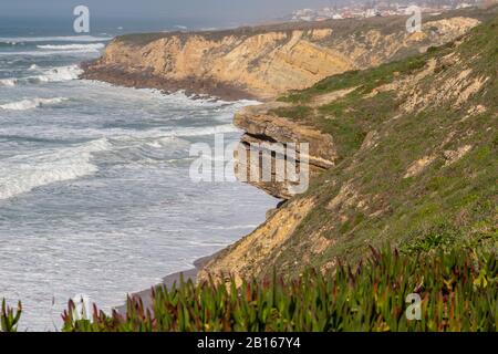 Ocean Coast con erba, moviment onde con schiuma. Energia eolica. Acque turchesi. Foto Stock