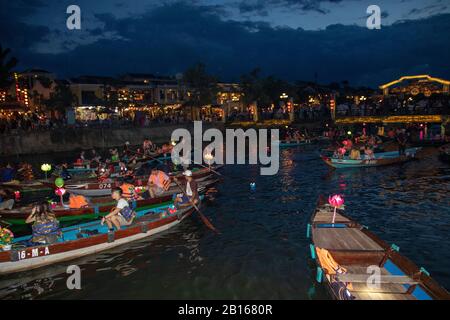 Ad Hoi An - Vietnam - L'agosto 2019 - illuminare lanterne sul fiume Thu Bon a Hoi An, Vietnam Foto Stock