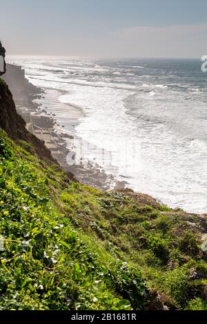 Ocean Coast con erba, moviment onde con schiuma. Energia eolica. Acque turchesi. Foto Stock
