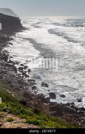 Ocean Coast con erba, moviment onde con schiuma. Energia eolica. Acque turchesi. Foto Stock