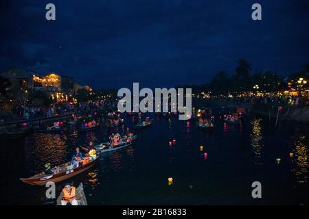 Ad Hoi An - Vietnam - L'agosto 2019 - illuminare lanterne sul fiume Thu Bon a Hoi An, Vietnam Foto Stock