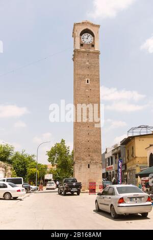 Primo piano della torre dell'orologio di Adana Turchia Foto Stock