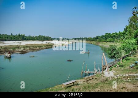 Un fiume è un corso d'acqua naturale che scorre, solitamente acqua dolce, che scorre verso un oceano, un mare, un lago o un altro fiume. Foto Stock