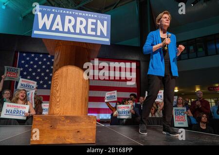 Seattle, Stati Uniti. 22nd Feb, 2020. La senatrice Elizabeth Warren ha parlato in occasione di un raduno elettorale al Seattle Center il 22 febbraio 2020 a Seattle, Washington. Credito: Il Photo Access/Alamy Live News Foto Stock