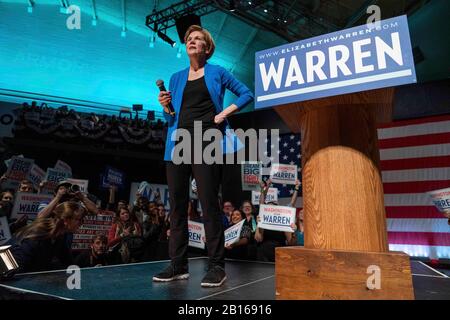 Seattle, Stati Uniti. 22nd Feb, 2020. La senatrice Elizabeth Warren ha parlato in occasione di un raduno elettorale al Seattle Center il 22 febbraio 2020 a Seattle, Washington. Credito: Il Photo Access/Alamy Live News Foto Stock