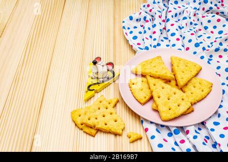 Divertenti biscotti per bambini. Cracker di formaggio festive, concetto di merenda di anno nuovo. Cibo, scultura di topo, tovagliolo. Tavole di legno sfondo, copia spazio Foto Stock