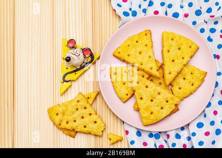 Divertenti biscotti per bambini. Cracker di formaggio festive, concetto di merenda di anno nuovo. Cibo, scultura di topo, tovagliolo. Tavole di legno sfondo, copia spazio, vista dall'alto, cl Foto Stock