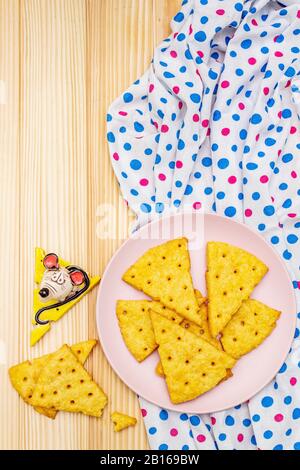 Divertenti biscotti per bambini. Cracker di formaggio festive, concetto di merenda di anno nuovo. Cibo, scultura di topo, tovagliolo. Tavole di legno sfondo, copia spazio, vista dall'alto Foto Stock