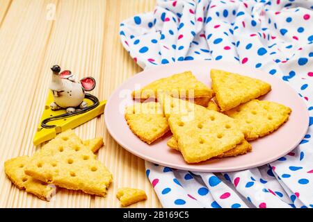 Divertenti biscotti per bambini. Cracker di formaggio festive, concetto di merenda di anno nuovo. Cibo, scultura di topo, tovagliolo. Tavole di legno sfondo, primo piano Foto Stock