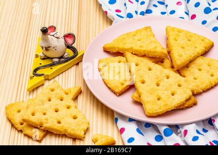 Divertenti biscotti per bambini. Cracker di formaggio festive, concetto di merenda di anno nuovo. Cibo, scultura di topo, tovagliolo. Tavole di legno sfondo, primo piano Foto Stock