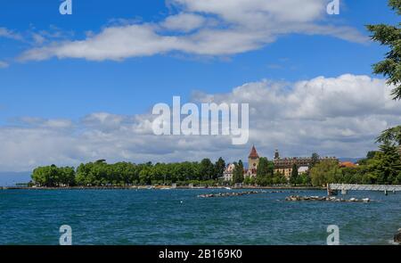 Vista sul Château d'Ouchy, un palazzo di Losanna, vicino al bellissimo lago Leman e al paesaggio del cielo. Svizzera Foto Stock