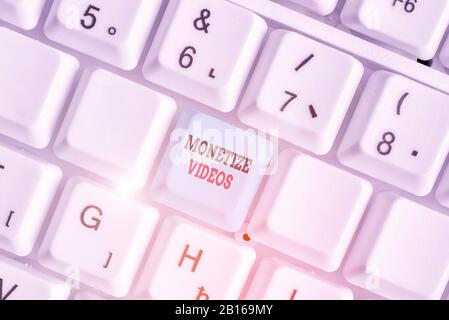 Scrittura A Mano Monetizza I Video. Processo fotografico concettuale per guadagnare denaro dai tuoi video YouTube caricati Foto Stock