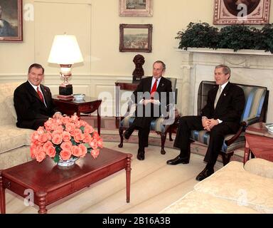 Il sindaco di New York Michael Bloomberg incontra il segretario degli Stati Uniti per la sicurezza interna Tom Ridge, a sinistra, e il presidente degli Stati Uniti George W. Bush, a destra, nell'ufficio ovale presso la Casa Bianca di Washington il 19 marzo 2003..Credit: Sachs/CNP /MediaPunch Foto Stock