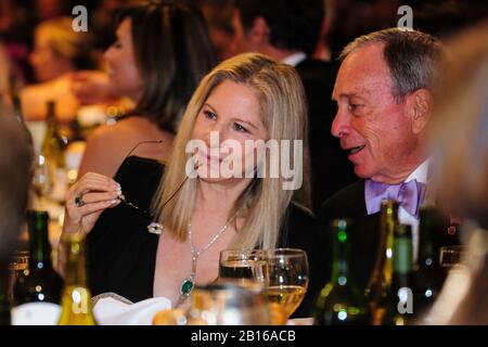 Il sindaco di New York Michael Bloomberg colloqui con l'attrice Barbara Streisand alla Casa Bianca corrispondenti' Association (WHCA) cena annuale a Washington, il Distretto di Columbia, Stati Uniti, sabato, 27 aprile 2013..Credit: Pete Marovich / Pool via CNP Foto Stock