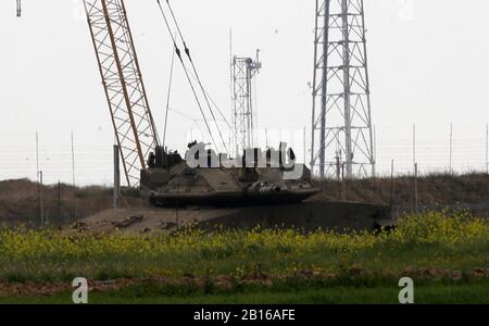 Mostra un carro armato israeliano di Merkava lungo il confine tra Israele e Gaza. Est di Khan Yunis nella striscia meridionale di Gaza. Domenica 23 febbraio 2020 le forze israeliane hanno ucciso un palestinese vicino al confine di Gaza, ha detto l'esercito. Foto di Ibrahim al-Khatib/UPI Foto Stock