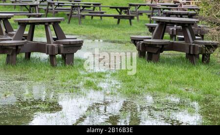 Tavoli da picnic in una birreria all'aperto Foto Stock