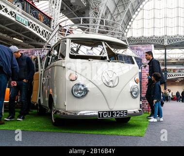 22 Feb 2020 - Londra, Regno Unito. Il classico camper VW esposto al Classic Car Show di Londra. Foto Stock