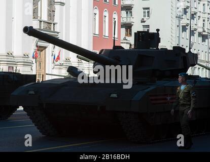 Mosca, Russia - Maggio 07, 2017 Russo battaglia principale serbatoio T-14 Armata durante le prove della parata militare per la Giornata della vittoria a Mosca. Foto Stock