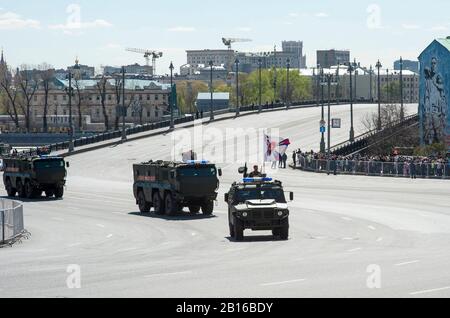 Mosca, RUSSIA - 07 maggio 2017 Typhoon Mine-Resistant Ambush Protected (MRAP) (famiglia AFV) durante le prove della parata militare per il giorno della vittoria Foto Stock