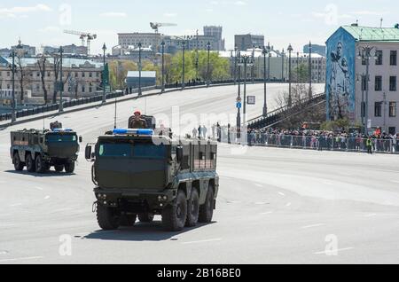 Mosca, RUSSIA - 07 maggio 2017 Typhoon Mine-Resistant Ambush Protected (MRAP) (famiglia AFV) durante le prove della parata militare per il giorno della vittoria Foto Stock