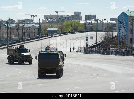 Mosca, RUSSIA - 07 maggio 2017 Typhoon Mine-Resistant Ambush Protected (MRAP) (famiglia AFV) durante le prove della parata militare per il giorno della vittoria Foto Stock