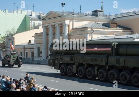 Mosca, Russia - Maggio 07, 2017 Sistema per missile con propellente solido Intercontinental missile balistico RS-24 Anno (Topol'-MR o SS-29) durante la rehea Foto Stock