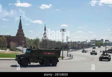 Mosca, RUSSIA - 07 maggio 2017 Typhoon Mine-Resistant Ambush Protected (MRAP) (famiglia AFV) durante le prove della parata militare per il giorno della vittoria Foto Stock