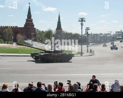 Mosca, Russia - Maggio 07, 2017 Il russo battaglia principale serbatoio T-72B3 durante le prove della parata militare per la Giornata della vittoria a Mosca. Foto Stock