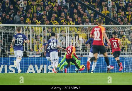 23 febbraio 2020: Henry Onyekuru di Galatasaray SK spara sul traguardo durante FenerbahÃ§e contro Galatasaray sullo stadio di ÅžÃ¼krÃ¼ SaracoÄŸlu, Istanbul, Turchia. Prezzo Kim/CSM Foto Stock