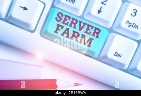 Parola di scrittura di testo Server Farm. Business photo per la presentazione di un gruppo di computer che operano come server e alloggiata insieme Foto Stock