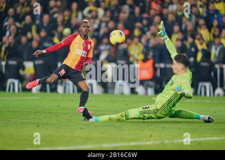 23 febbraio 2020: Henry Onyekuru di Galatasaray SK spara sul traguardo durante Fenerbahçe contro Galatasaray sullo stadio di ÅžÃ¼krÃ¼ SaracoÄŸlu, Istanbul, Turchia. Prezzo Kim/CSM Foto Stock