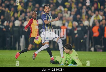 23 febbraio 2020: Henry Onyekuru di Galatasaray SK spara sul traguardo durante FenerbahÃ§e contro Galatasaray sullo stadio di ÅžÃ¼krÃ¼ SaracoÄŸlu, Istanbul, Turchia. Prezzo Kim/CSM Foto Stock