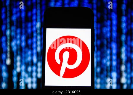 In questa immagine è presente un logo Pinterest visualizzato su uno smartphone. Foto Stock