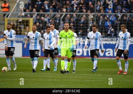 Monaco, Germania. 23rd Feb, 2020. Helpless Loewen, foto di squadra, squadra, squadra, foto di squadra, azione. Campionato di calcio 3rd, 25th matchday, TSV Monaco 1860 - 1.FC Magdeburg 1-1, il 02/23/2020. Stadium on Gruenwalder Strasse a Monaco di Baviera, LE NORMATIVE DFL VIETANO L'USO DI FOTOGRAFIE COME SEQUENZE DI IMMAGINI E/O QUASI-VIDEO. | utilizzo credito mondiale: DPA/Alamy Live News Foto Stock