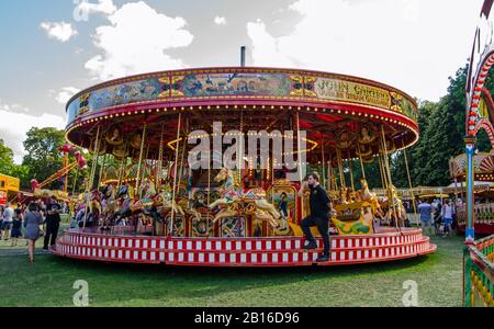 Basingstoke, Regno Unito - 1 settembre 2019: Giro di vapore vittoriano Gallopers alla fiera del vapore carter d'epoca in un pomeriggio estivo soleggiato a Basingstoke, Ham Foto Stock