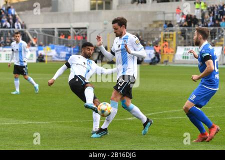 Monaco, Germania. 23rd Feb, 2020. Noel NIEMANN (TSV Monaco 1860) e Dennis ERDMANN (1860) si ostacolano l'un l'altro, l'azione. Campionato di calcio 3rd, 25th matchday, TSV Monaco 1860 - 1.FC Magdeburg 1-1, il 02/23/2020. Stadium on Gruenwalder Strasse a Monaco di Baviera, LE NORMATIVE DFL VIETANO L'USO DI FOTOGRAFIE COME SEQUENZE DI IMMAGINI E/O QUASI-VIDEO. | utilizzo credito mondiale: DPA/Alamy Live News Foto Stock