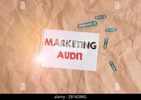Scrittura a mano concettuale che mostra l'audit di marketing. Concetto che significa esame e analisi delle attività di marketing piano di lavoro di paercraft scrivania spirale no Foto Stock