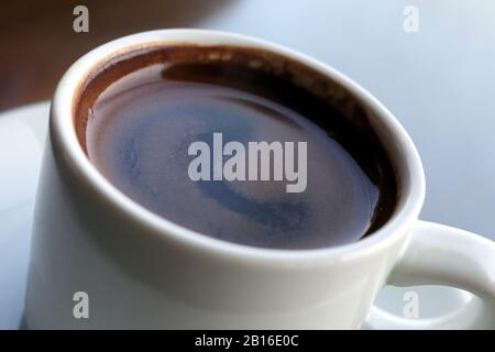 Primo piano del caffè turco in ceramica bianca Foto Stock