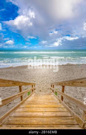 I gradini conducono giù alla spiaggia a Blowing Rocks Preserve in Jupiter, FL. Blowing Rocks Beach presenta incredibili formazioni rocciose e onde che si infrangono. Foto Stock