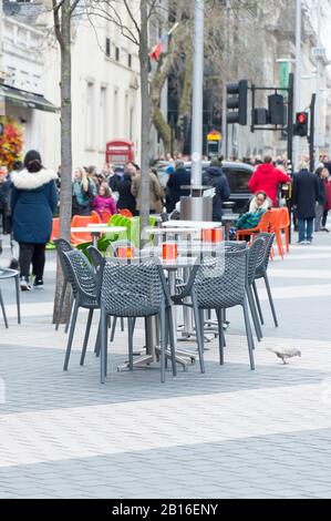 Disposizione dei posti a sedere all'aperto presso i ristoranti di South Kensington, Londra Foto Stock