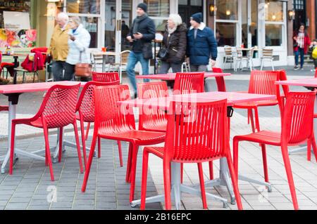 Disposizione dei posti a sedere all'aperto presso i ristoranti di South Kensington, Londra Foto Stock