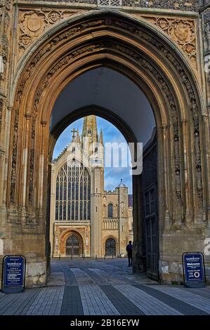 Arco in pietra che conduce alla Cattedrale di Norwich, la cattedrale è dedicata alla Santissima e Indivisa Trinità. Foto Stock