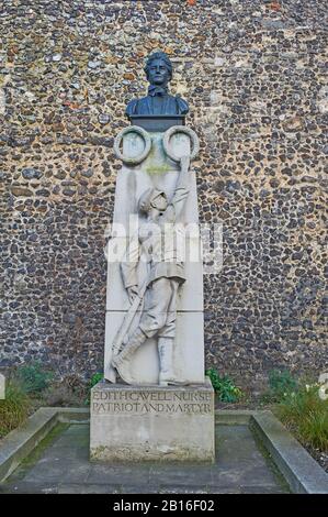 Statua commemorativa di Edith Cavell, primo infermiere di guerra mondiale fuori dalla cattedrale di Norwich, Norwich, Norfolk Foto Stock