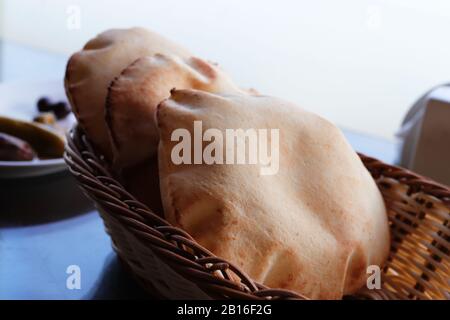 Pane di pita arabo appena sfornato nel cestino Foto Stock